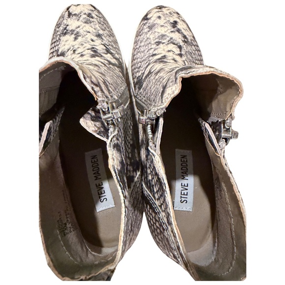 Steve Madden Woman Wedge Sneaker Bootie Snake Skin, size 7.5, Zippers - worn 2x - Picture 3 of 7